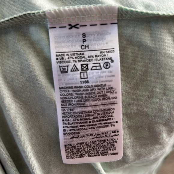 Old Navy v neck tank - Picture 4 of 4